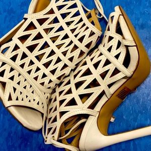 White leather cutout detail pumps